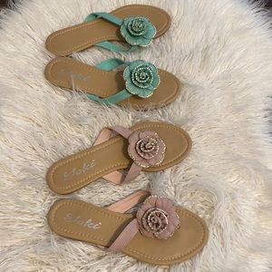 Flat flip flops in mint and light pink.